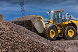 Deer 904 P-Tier wheel loader loading