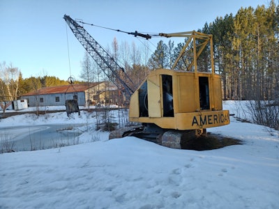 1961 American 399-BC crawler crane with dragline and pond