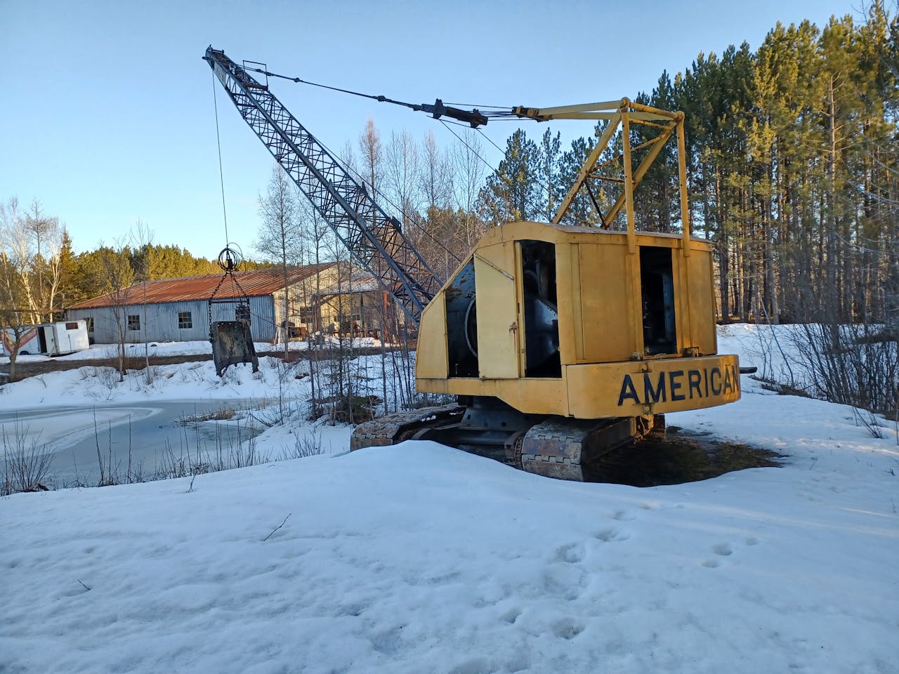 1961 American 399-BC crawler crane with dragline and pond