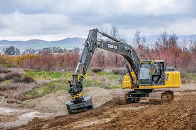 Deere excavator with engcon tiltrotator