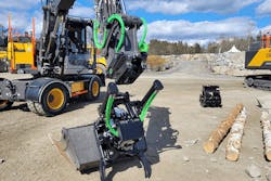 Steelwrist SQ50 Tiltrotator connecting with a wheeled excavator