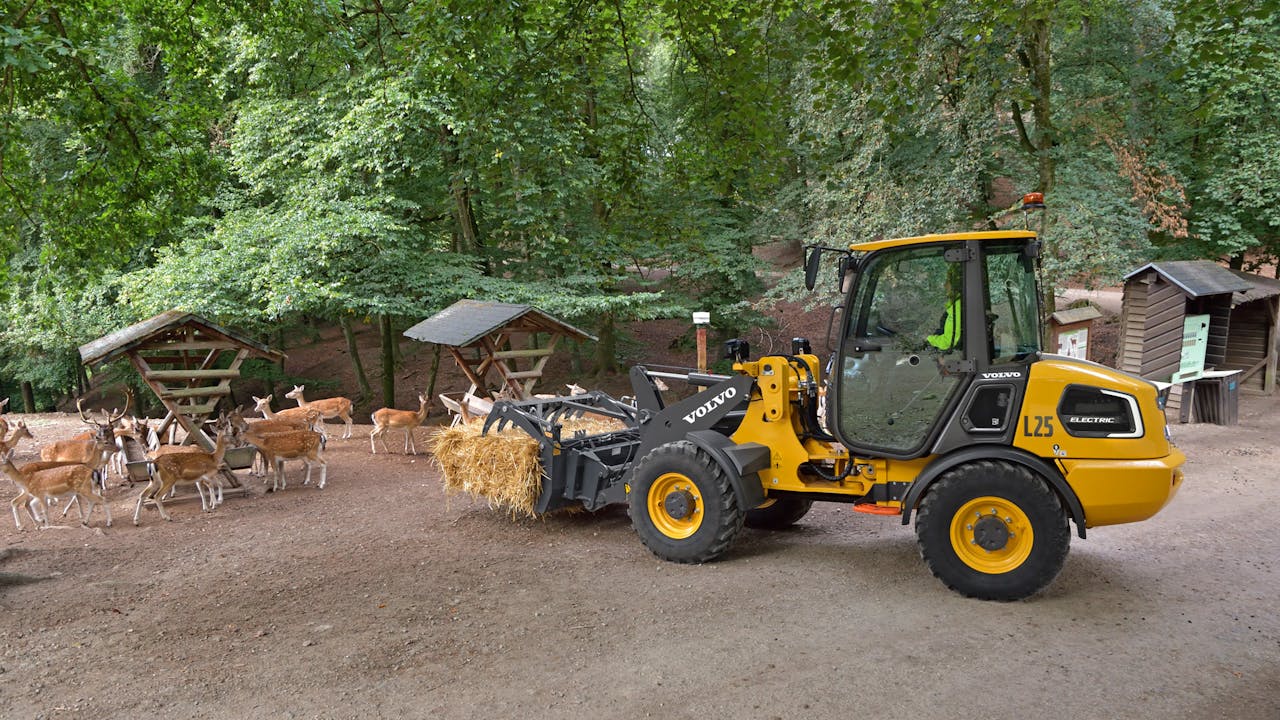 Volvo Electric Wheel Loader delivers straw to animals at the Toronto Zoo