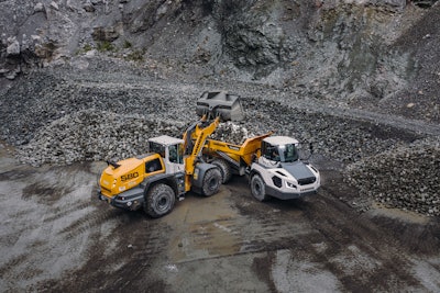 Wheel loader dumping into TA 230 ADT