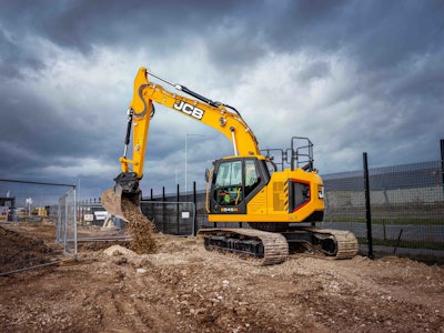 JCB 245XR excavator emptying dirt construction site