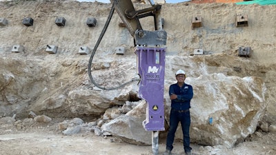 Mazio 1500XL hydraulic breaker man stands beside purple breaker