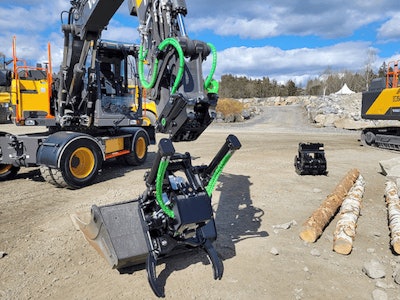 Steelwrist SQ50 tiltrotator being hooked up to coupler on Volvo wheeled excavator