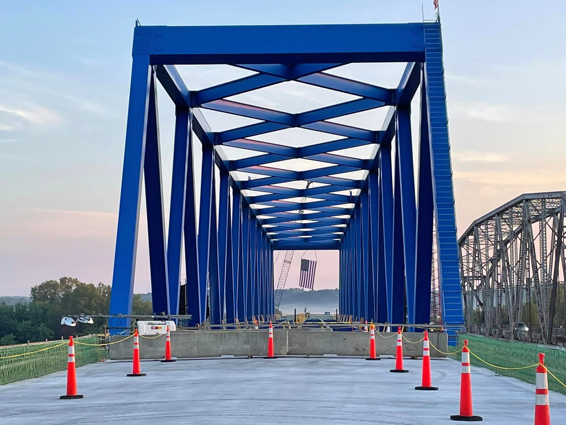 Video 700footlong truss floated 14 miles for New Ky. Bridge