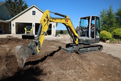 Wacker Nelson ET42 excavator digging.