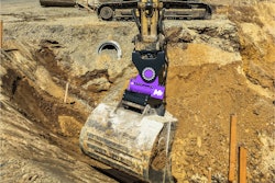 Mazio tilt rotator on an excavator