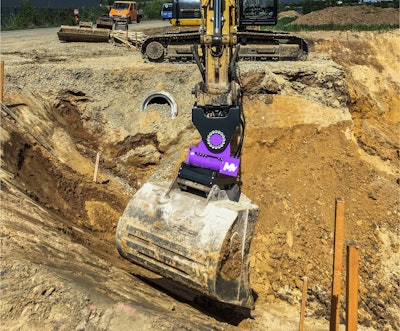 Mazio tilt rotator on an excavator