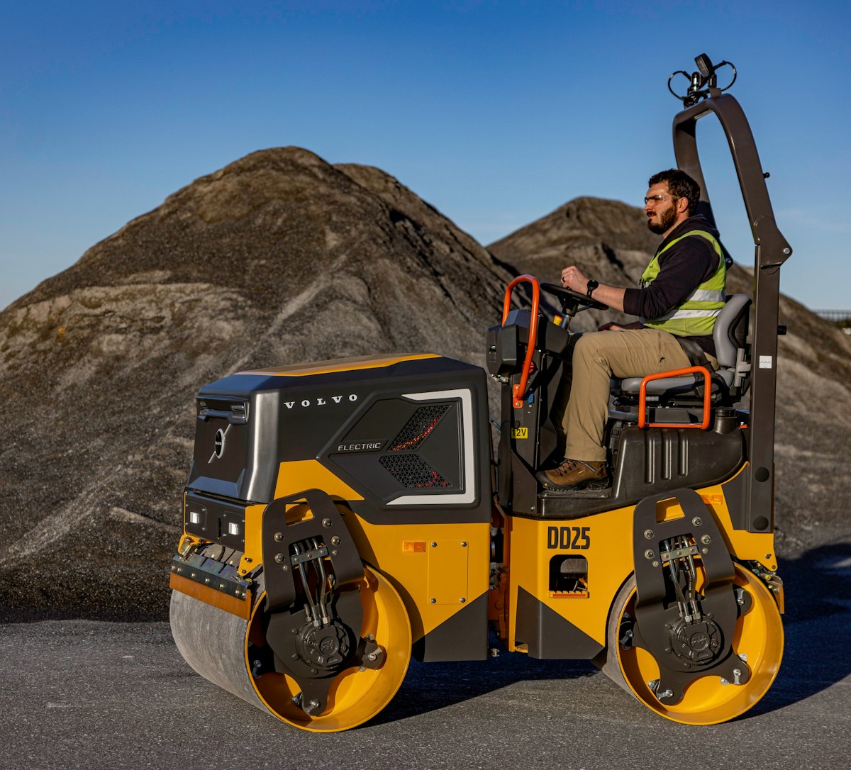 Volvo Rolls Out Its First Electrical Asphalt Compactor thumbnail