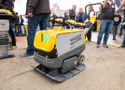 Wacker Neuson APU3050e battery-powered reversible plate