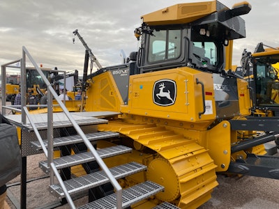 John Deere 850 X-Tier E-Drive dozer side view