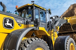 824P-Tier wheel loaders pushing into pile