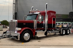 red peterbilt 589 tractor