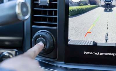 2023 Ford Super Duty hitch assist screen view showing trailer hitches aligned