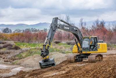 John Deere Construction Excavator with a tiltrotator