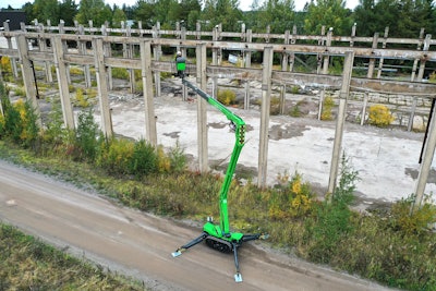 leguan 225 spider lift boom extended up for worker on building frame