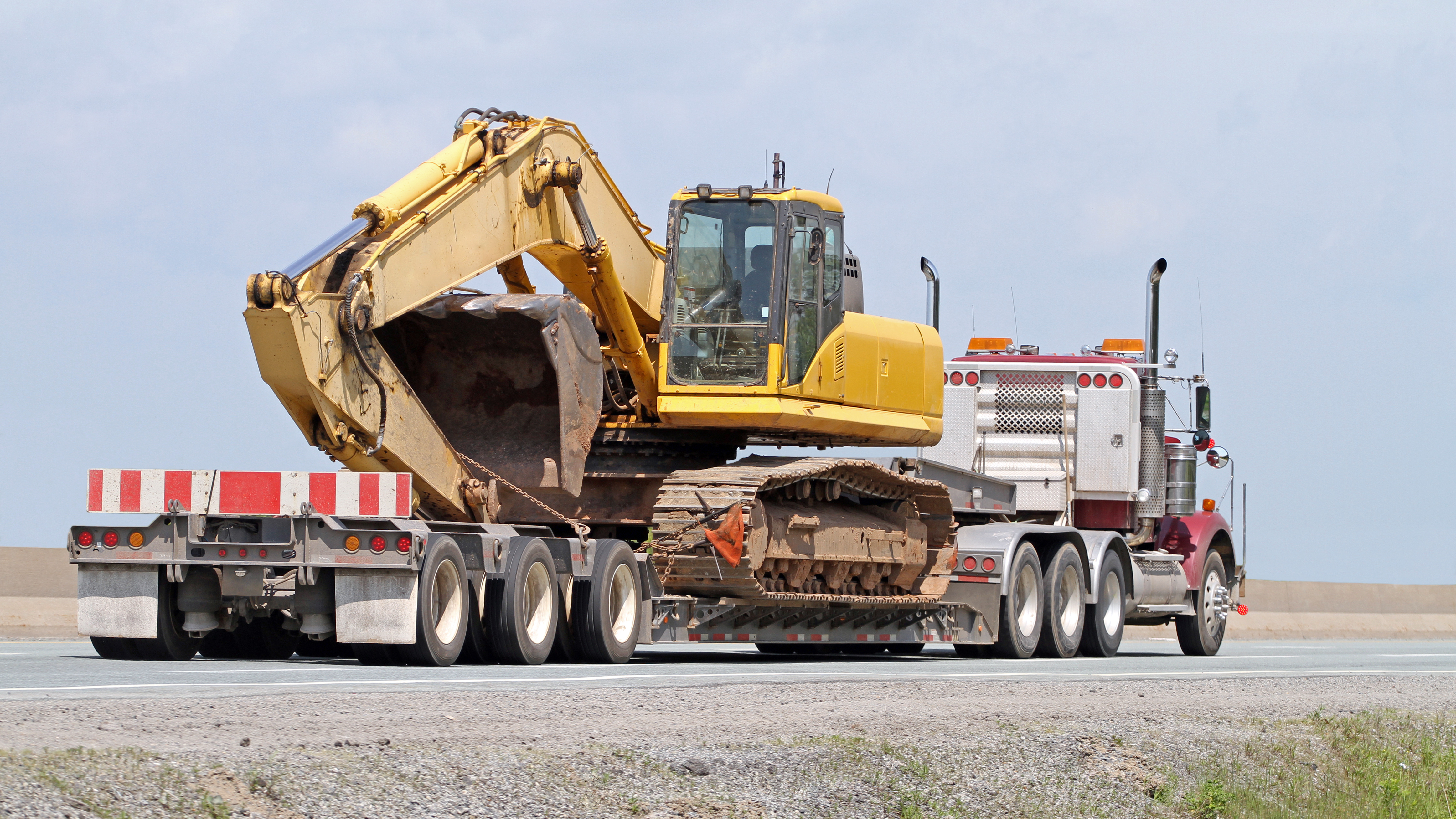 Top 5 Construction Equipment Finance Trends For 2024 Equipment World   Excavator Heavy Haul  GettyImages 181069733.65820bf34e035 