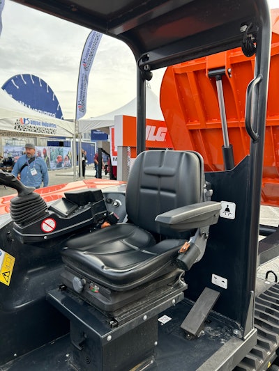 JLG TD6400 Mini Dumper interior