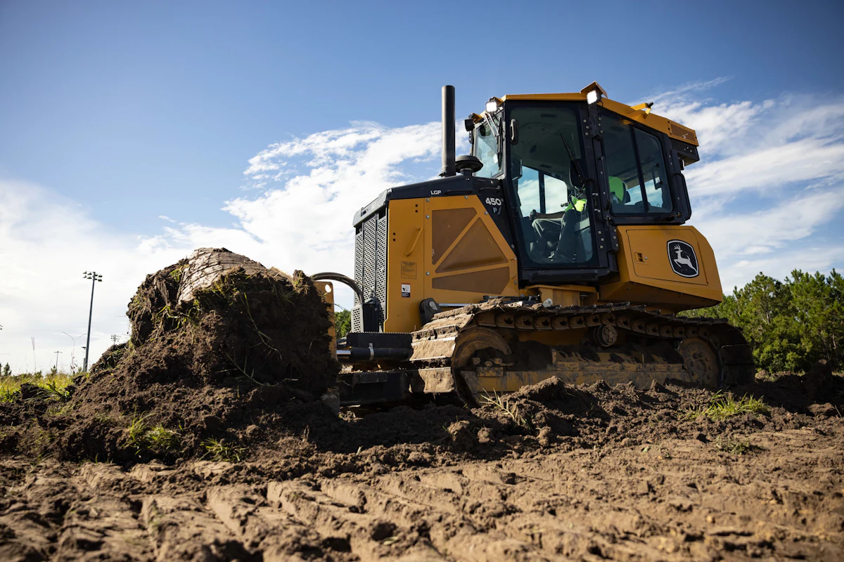 Deere adds SmartGrade with Leica Geosystems to machine offerings - Vimarsana News
