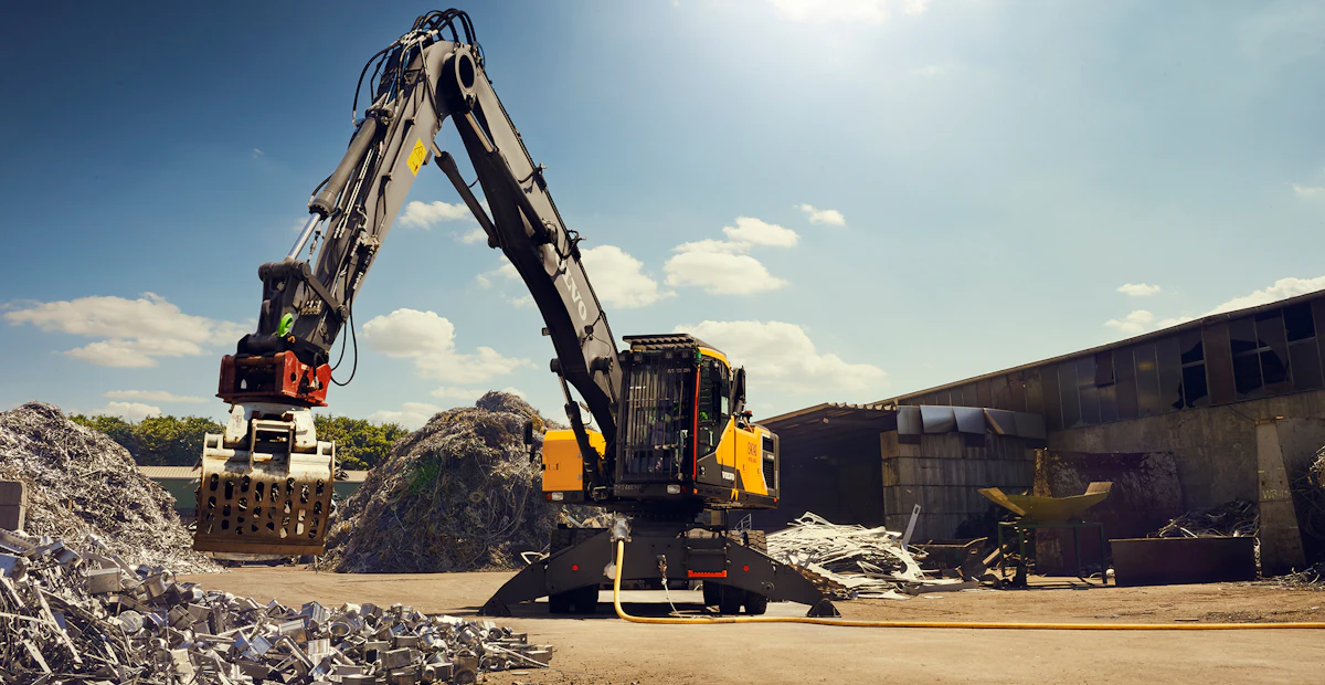 Volvo unveils grid-connected electric material handler in Europe - Vimarsana News