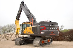The 50-ton Volvo EC500 straight-boom crawler excavator is based on the standard EC500 model but is outfitted with a 25.5-foot-long straight boom that increases pin height 30%.