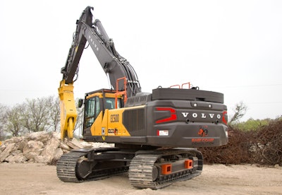 The 50-ton Volvo EC500 straight-boom crawler excavator is based on the standard EC500 model but is outfitted with a 25.5-foot-long straight boom that increases pin height 30%.