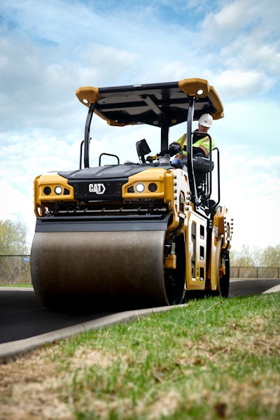 Cat asphalt compactor smoothing edge