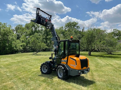 Huge G2700 HD+ TELE little articulated loader with boom raised