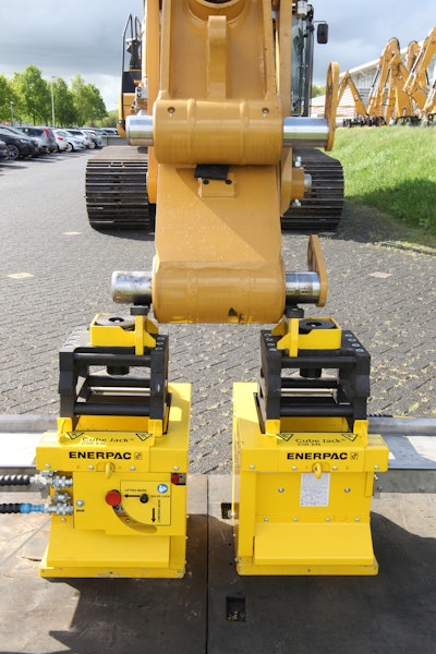 Enerpac cube jacks positioned on the excavator arm lugs