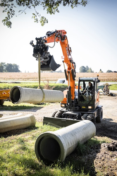 Develon DX100w7 wheeled excavator lifting pipe