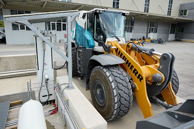 Liebherr wheel loader with a hydrogen engine and a hydrogen refueling station