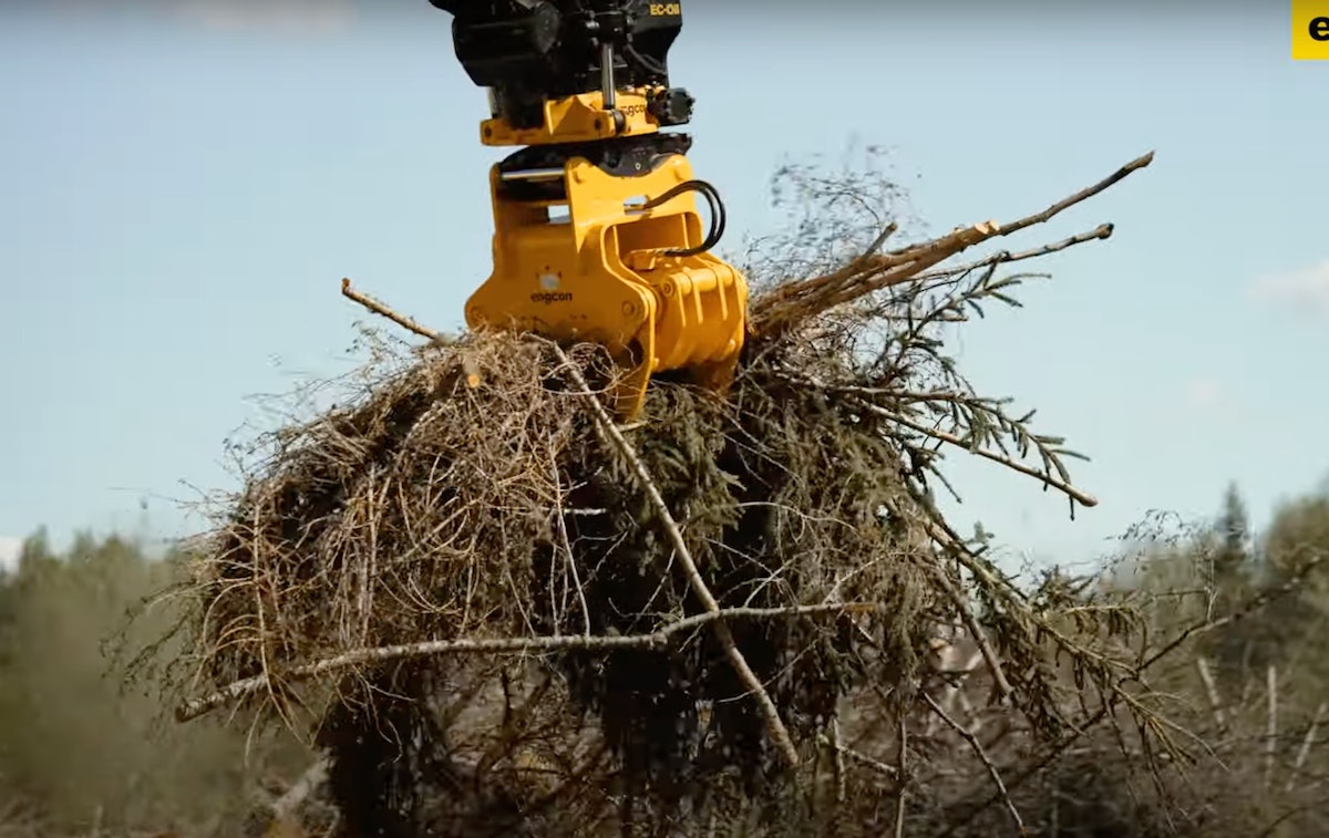 Engcon’s New Finger Grab Gathers Everything from Twigs to Logs (Video)