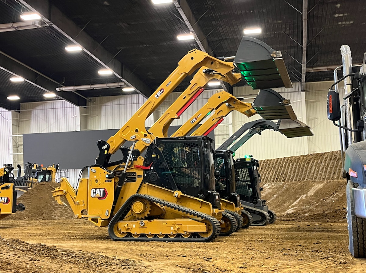 トレーラー　CAT Cat unveils next-gen skid steers, compact track loaders