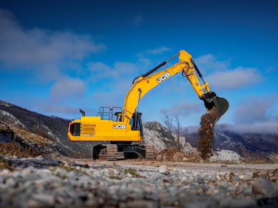 JCB 370X excavator digging