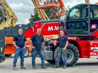 Power Gap employees in front of Magni machine