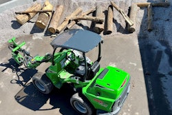 Avant 735 compact wheel loader on concrete pad