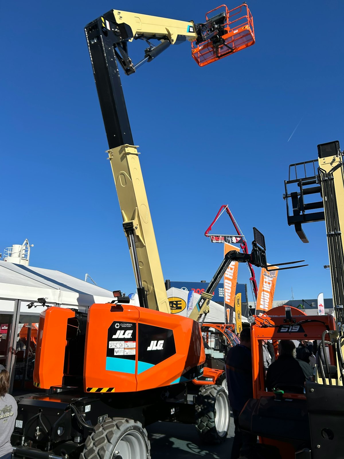 JLG Reveals EC600AJ Electric Articulated Boom Lift for Construction