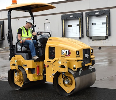Cat CB2.7 tandem vibratory roller
