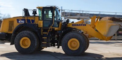komatsu WA475-11 wheel loader loaded bucket