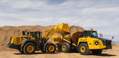 Komatsu WA485-11 Wheel Loader loading Komasu dump truck with dirt