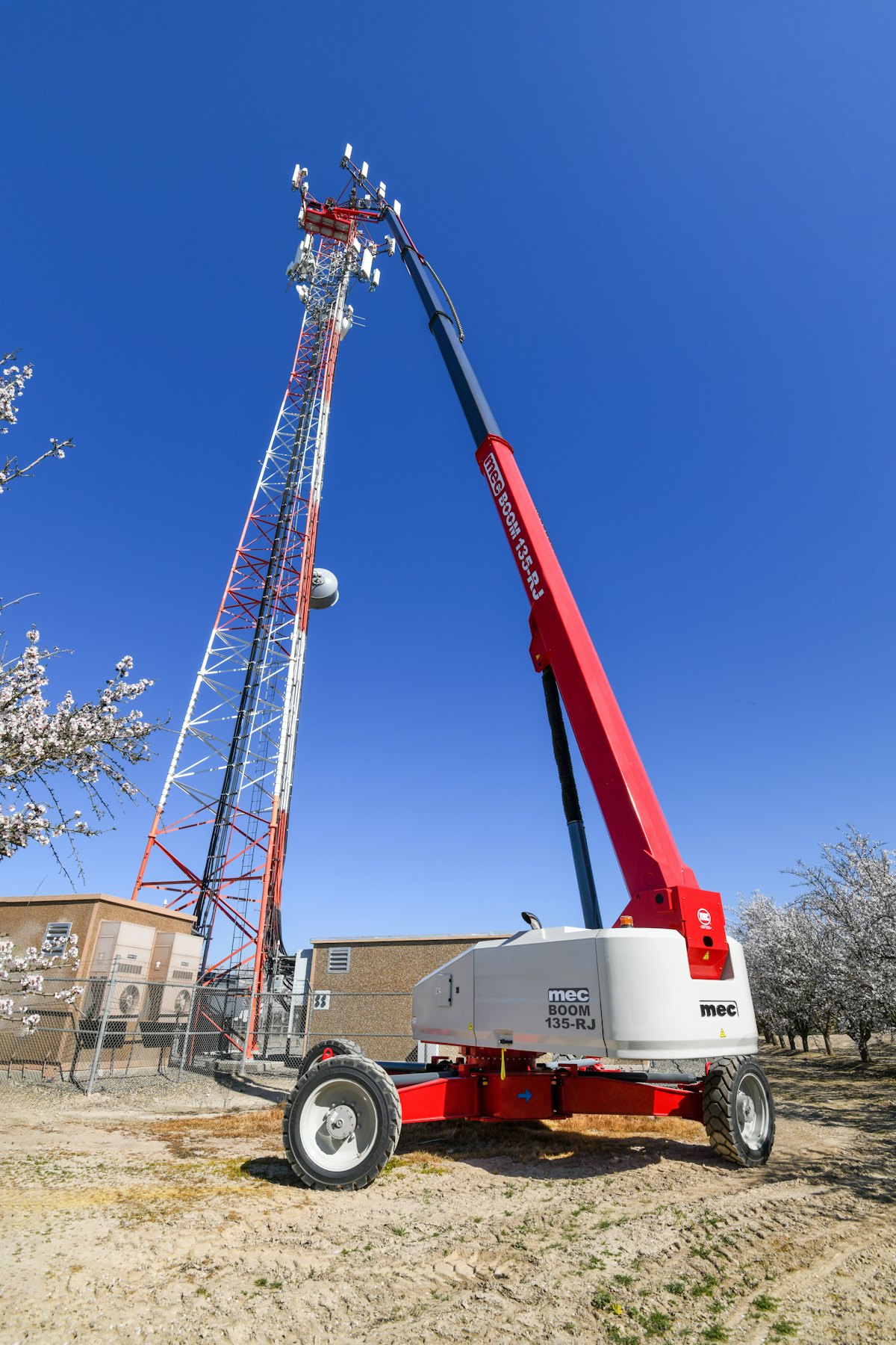 MEC debuts its tallest lift yet, 135-RJ Diesel Telescopic Boom ...