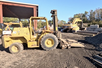 4 Seasons Demolition's current fleet contains 15 dump trucks/road tractors and trailers, 10 service trucks, 2 mini excavators, 2 dozers, 9 excavators and 1 heavy duty mechanics truck.