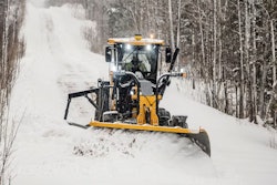 The satellite-based John Deere Path displays the route, road edges and obstacles on an in-cab screen for safe, efficient plowing with motor graders on snow-covered roads.
