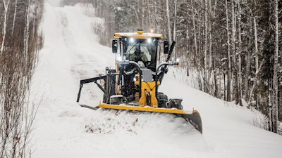 The satellite-based John Deere Path displays the route, road edges and obstacles on an in-cab screen for safe, efficient plowing with motor graders on snow-covered roads.
