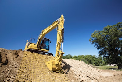 Cat Grade with 2D for excavators is an indicate system that helps operators reach grade faster.