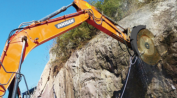 A YS-20SS rock saw installed on a Doosan DH225 excavator.