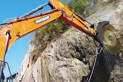 A YS-20SS rock saw installed on a Doosan DH225 excavator.