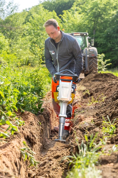 The BOMAG BT 30 tamper weighs about 70 pounds, has a plate width of 5.5 inches and delivers 790 vibrations per minute.